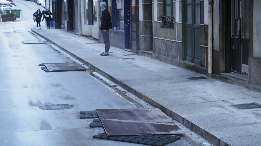 Quejas vecinales por el ruido constante de las placas de acero instaladas en la calle de la Iglesia