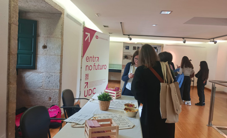 La II Feira das Universidades divulga las posibilidades de futuro en Pontedeume