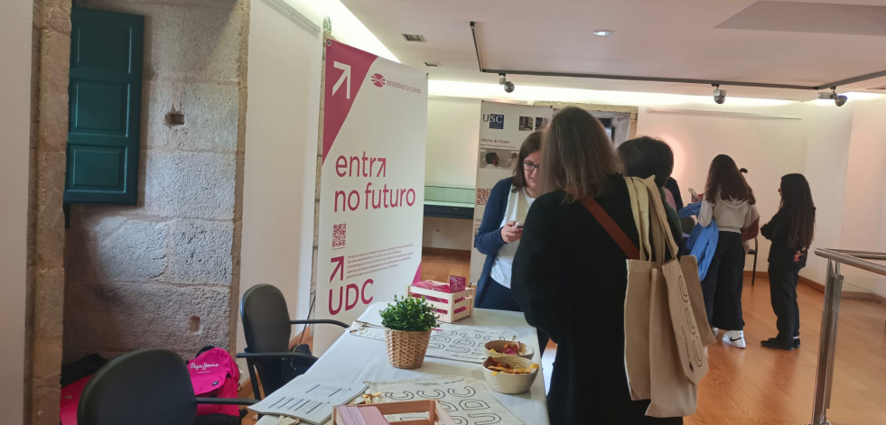 La II Feira das Universidades divulga las posibilidades de futuro en Pontedeume