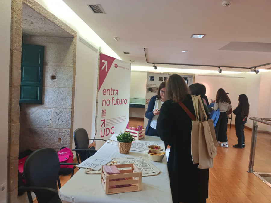 La II Feira das Universidades divulga las posibilidades de futuro en Pontedeume