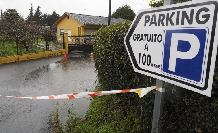 El desbroce de una finca obliga a cerrar el tráfico por inundación en una pista viaria en Redes