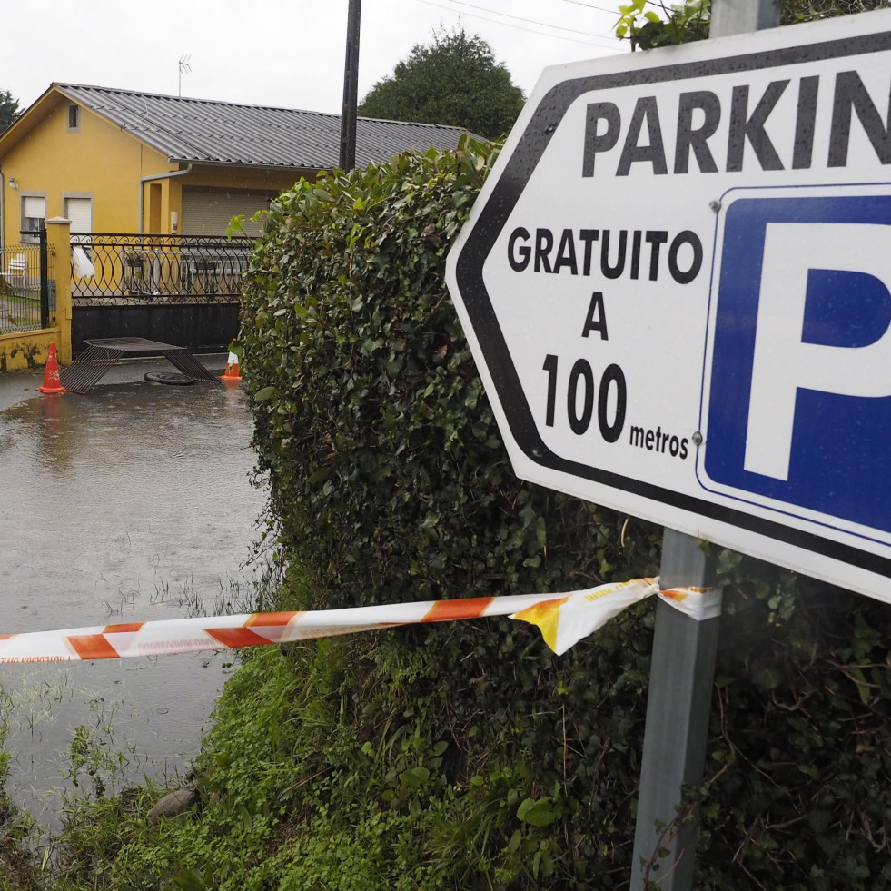 El desbroce de una finca obliga a cerrar el tráfico por inundación en una pista viaria en Redes