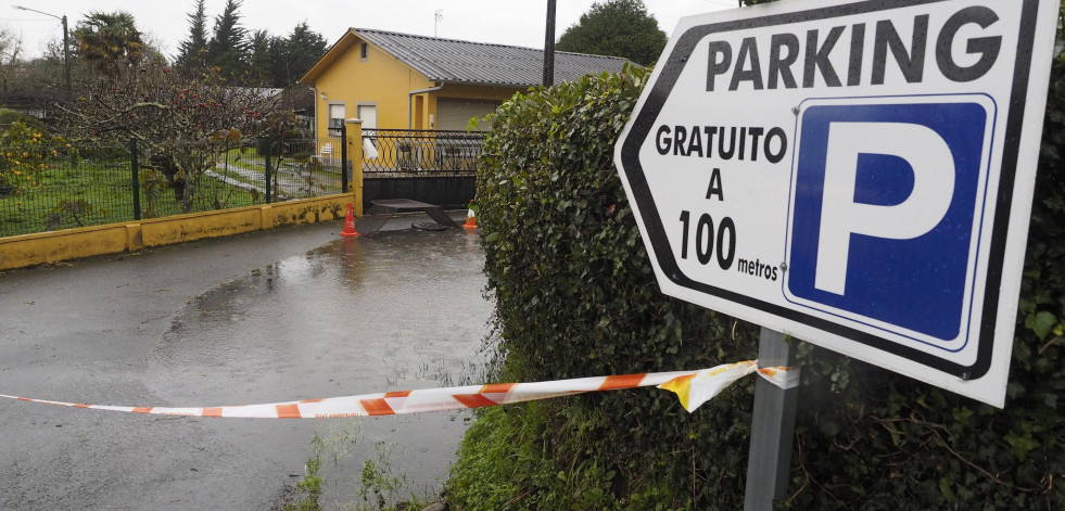 El desbroce de una finca obliga a cerrar el tráfico por inundación en una pista viaria en Redes