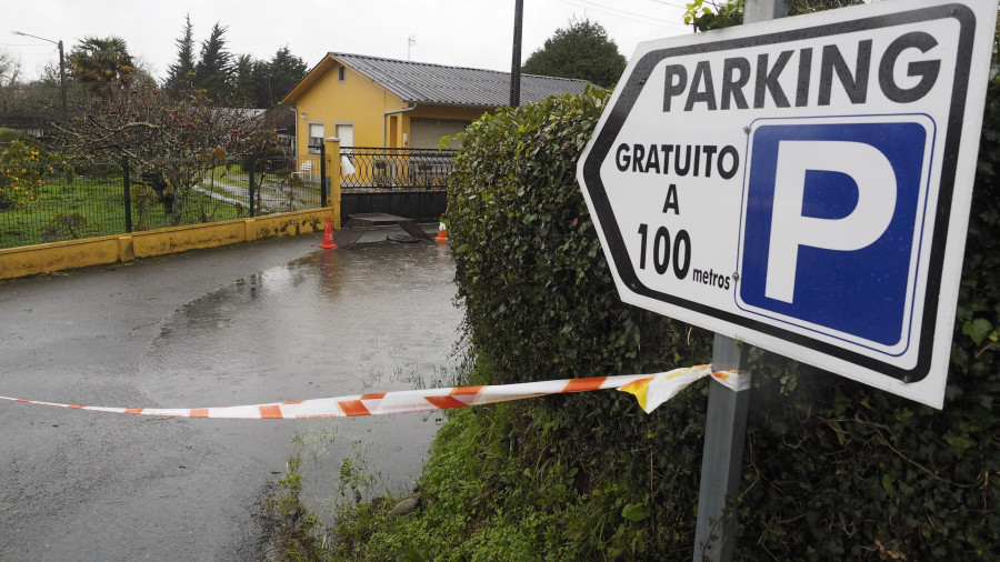 El desbroce de una finca obliga a cerrar el tráfico por inundación en una pista viaria en Redes