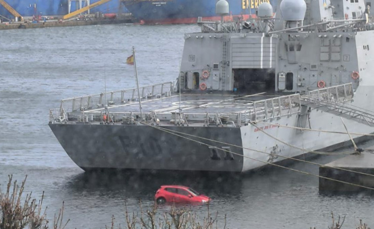 Coche al agua en el Arsenal de Ferrol