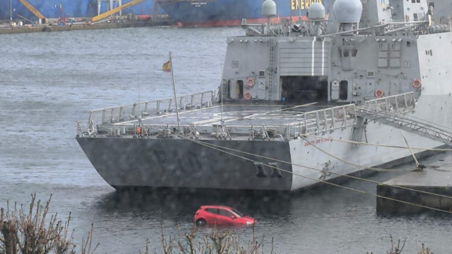 Coche al agua en el Arsenal de Ferrol