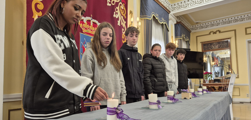 Ferrol recuerda a las víctimas del Holocausto en un acto institucional con estudiantes