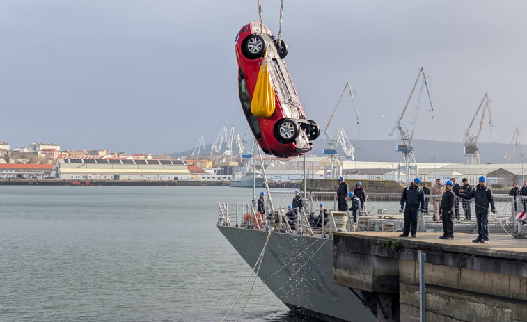 Rescatado el coche hundido en el Arsenal de Ferrol