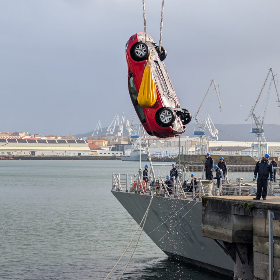 Rescatado el coche hundido en el Arsenal de Ferrol