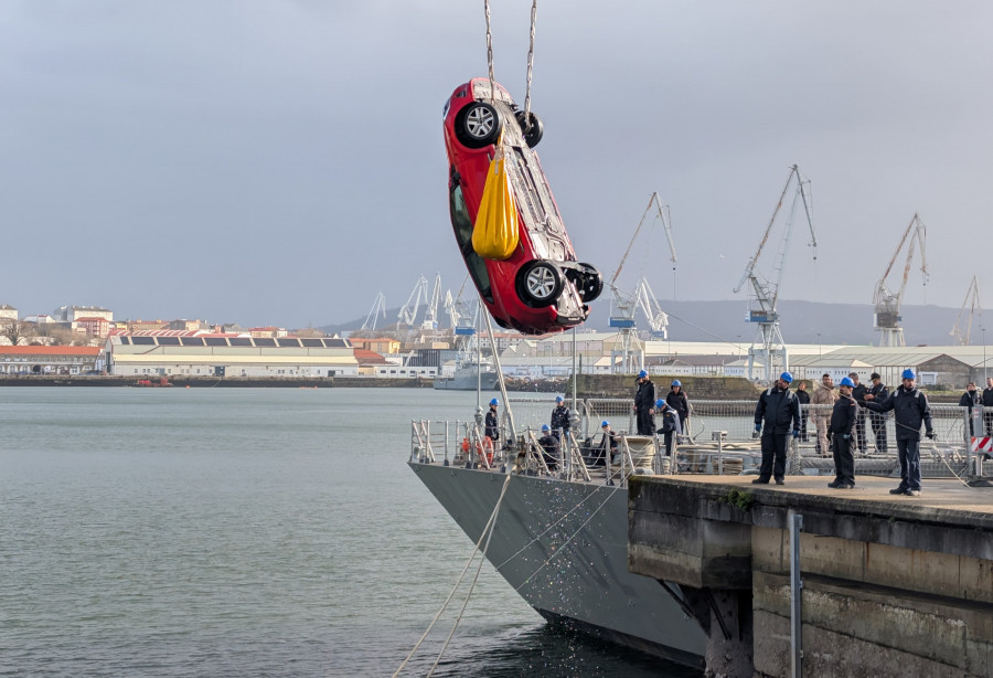 Rescatado el coche hundido en el Arsenal de Ferrol