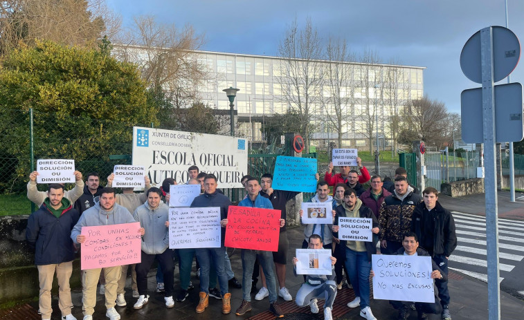 Protesta del alumnado de la Náutico-Pesquera por la comida