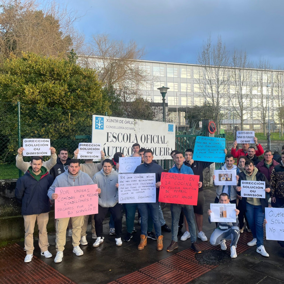 Protesta del alumnado de la Náutico-Pesquera por la comida