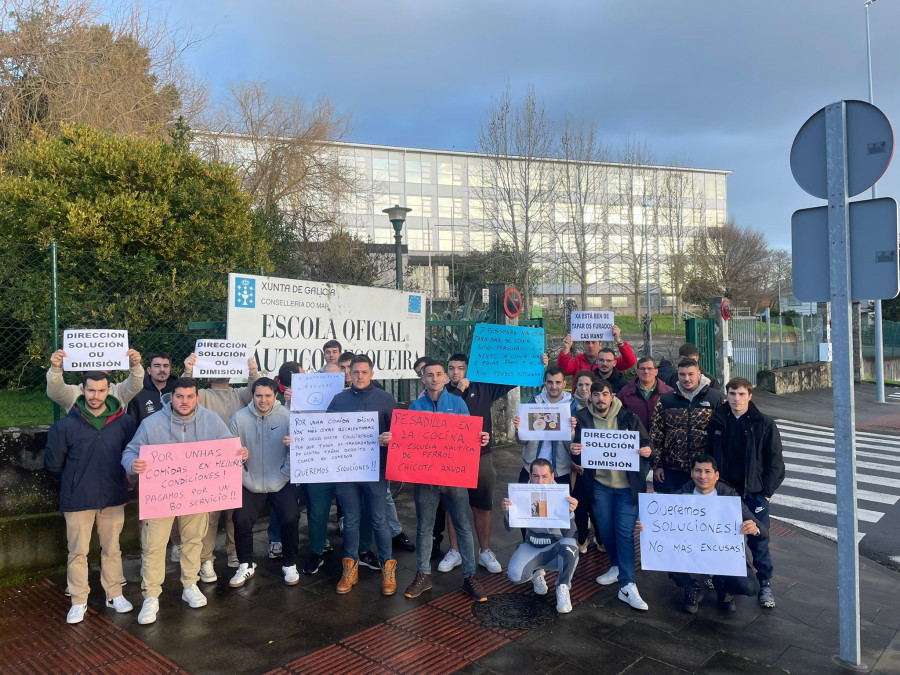 Protesta del alumnado de la Náutico-Pesquera por la comida