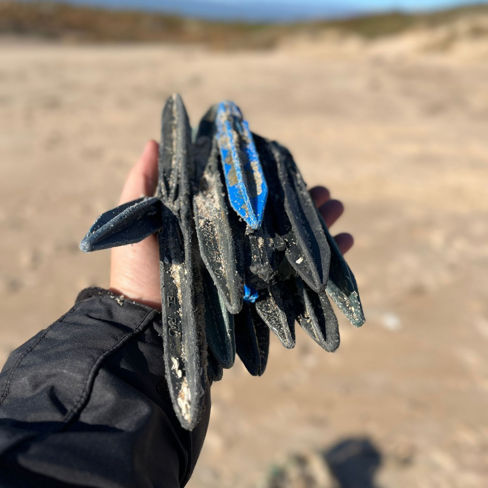 El “Tarugotón” recoge más 200 palos de batea en una hora en la playa de Doniños