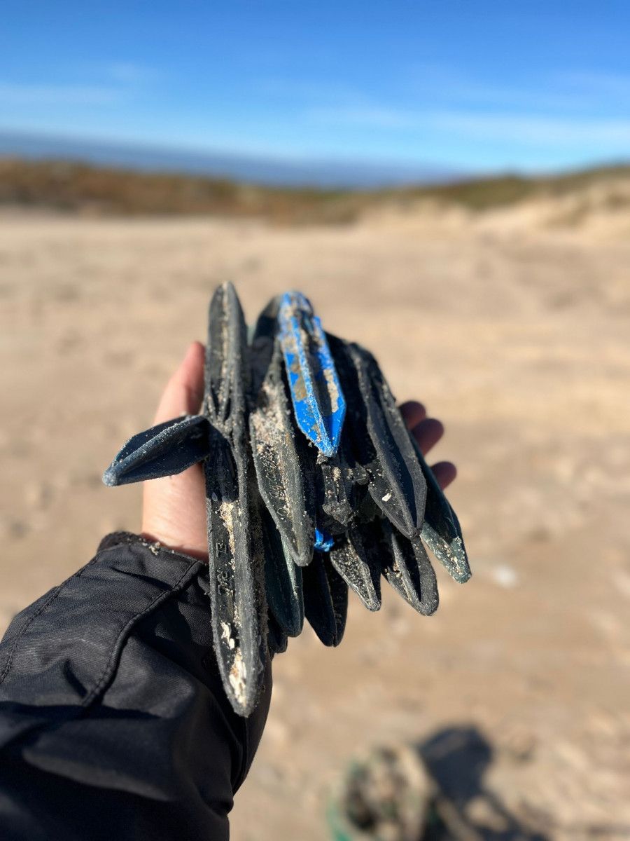 El “Tarugotón” recoge más 200 palos de batea en una hora en la playa de Doniños