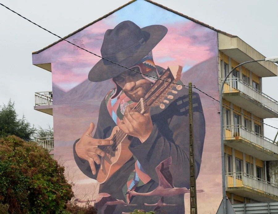 El "Charangista andino" de Fene, el tercer mural  mejor del mundo