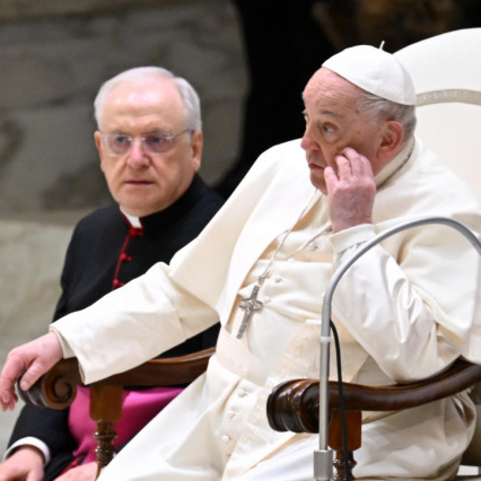 El papa se tambaleó tras romperse parte de su bastón cuando entraba en una audiencia