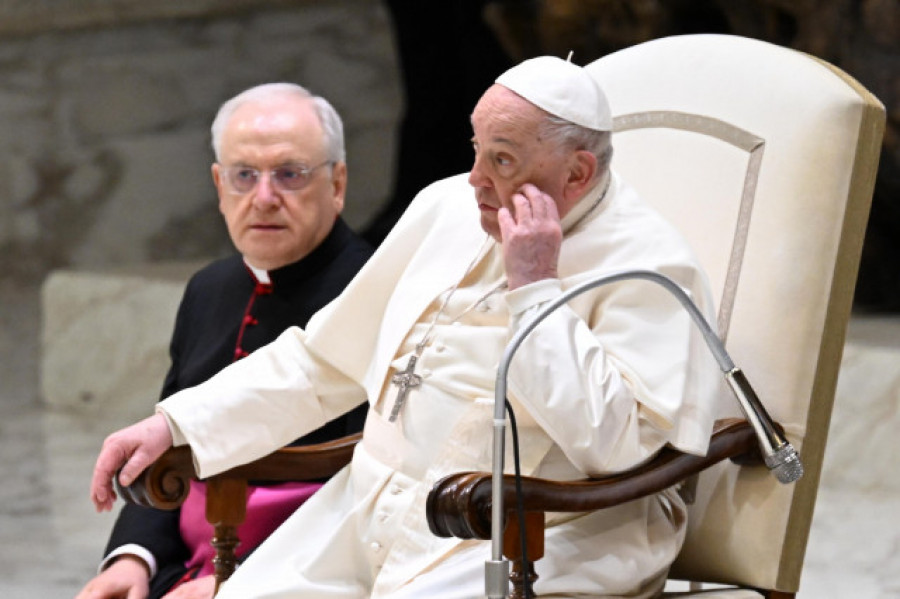 El papa se tambaleó tras romperse parte de su bastón cuando entraba en una audiencia