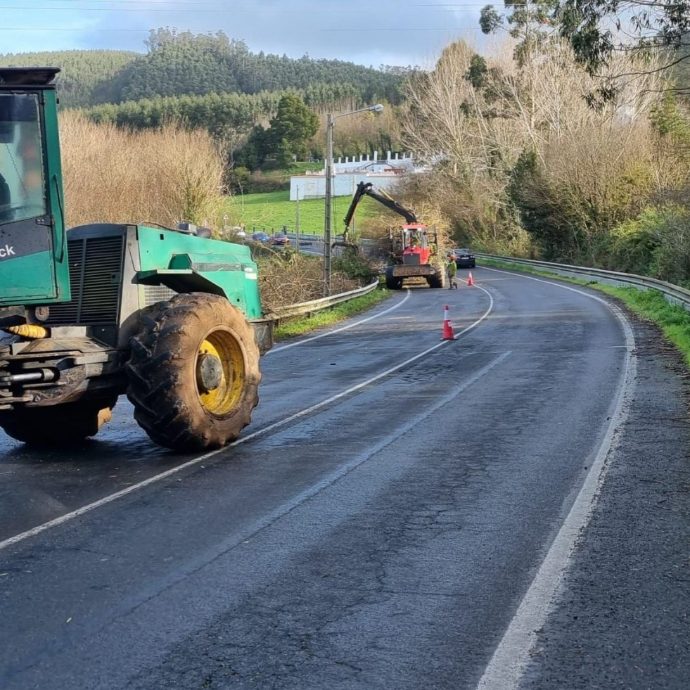 Limpeza das marxes dos viais autonómicos en Valdoviño, Cerdido e Cedeira