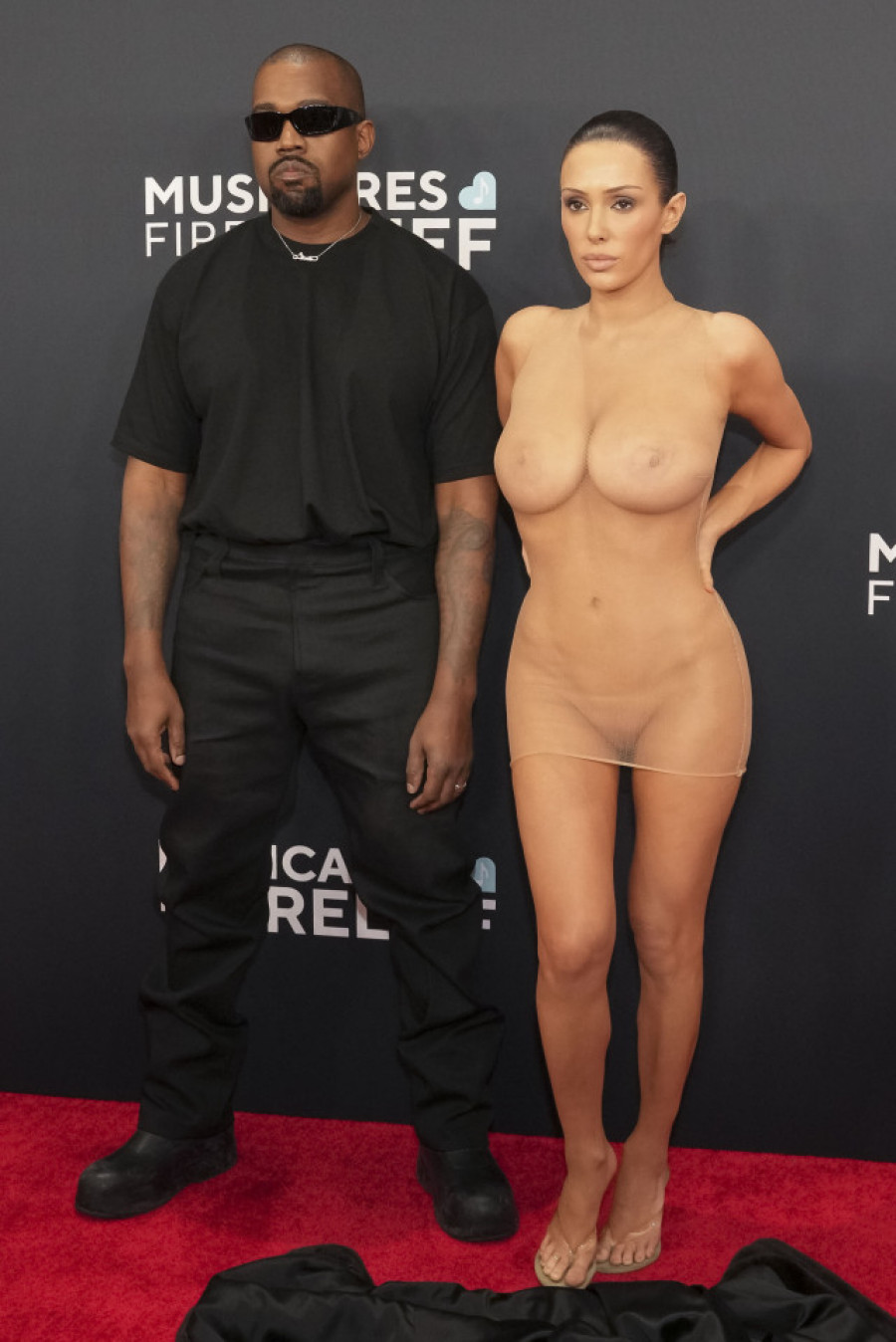 Kanye West y Bianca Censori sorprenden en los Grammy al posar ella casi desnuda