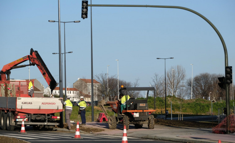 La nueva rotonda que une A Trincheira y As Pías se cortó este lunes para instalar las farolas