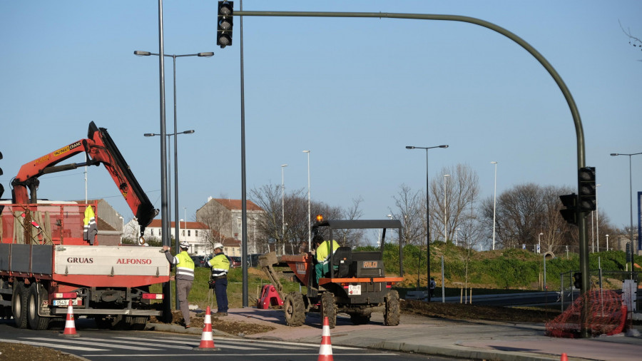 La nueva rotonda que une A Trincheira y As Pías se cortó este lunes para instalar las farolas