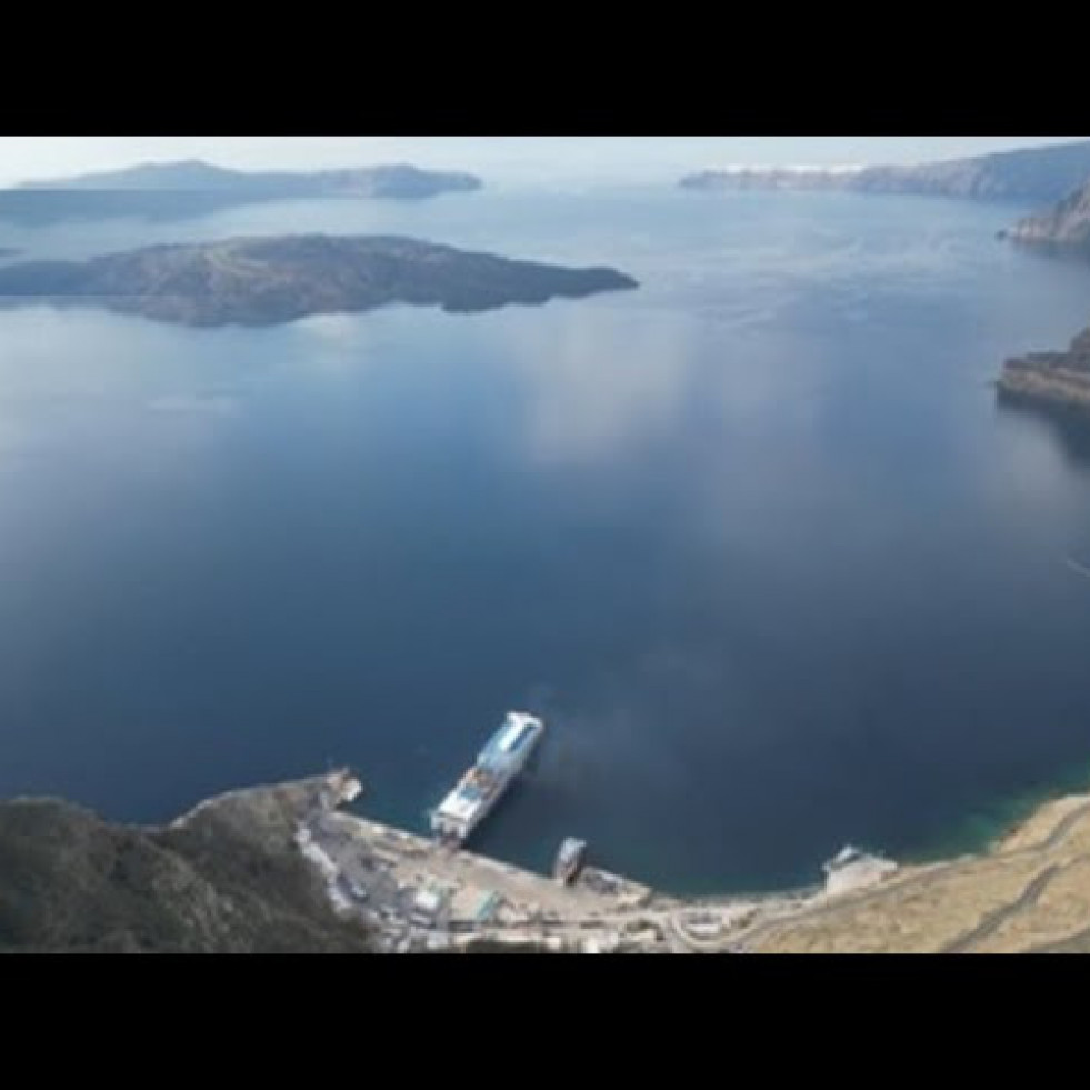 Miles de personas abandonan Santorini mientras los seísmos siguen sacudiendo la isla