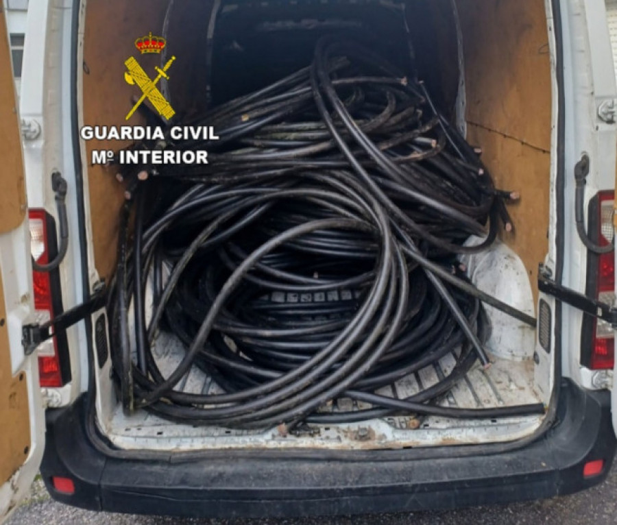 Detenidos dos varones que llevaban una tonelada de cable de cobre supuestamente robado en Maceda