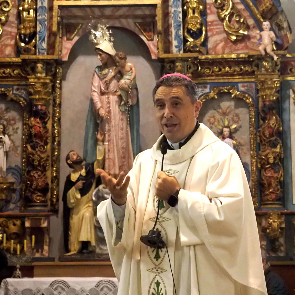 San Nicolás de Neda estrena retablos del Rosario y Dolores, que bendijo el obispo este martes