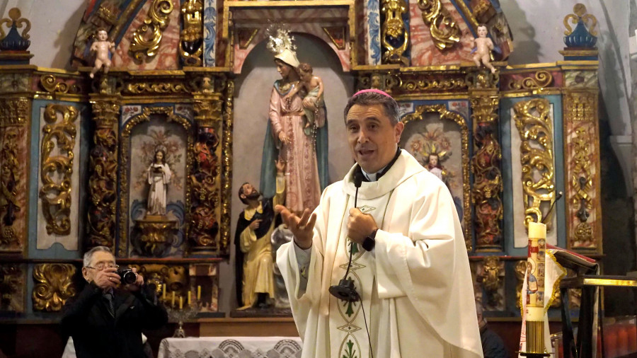 San Nicolás de Neda estrena retablos del Rosario y Dolores, que bendijo el obispo este martes