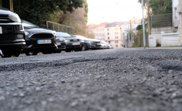 Protestas vecinales por los baches y el mal estado del firme en la calle Breogán de Ferrol