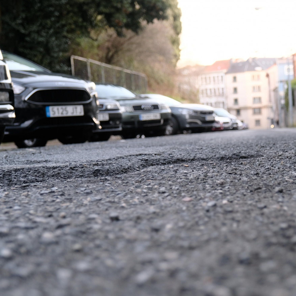 Protestas vecinales por los baches y el mal estado del firme en la calle Breogán de Ferrol