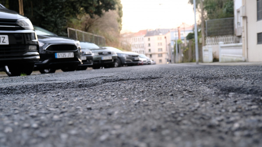 Protestas vecinales por los baches y el mal estado del firme en la calle Breogán de Ferrol