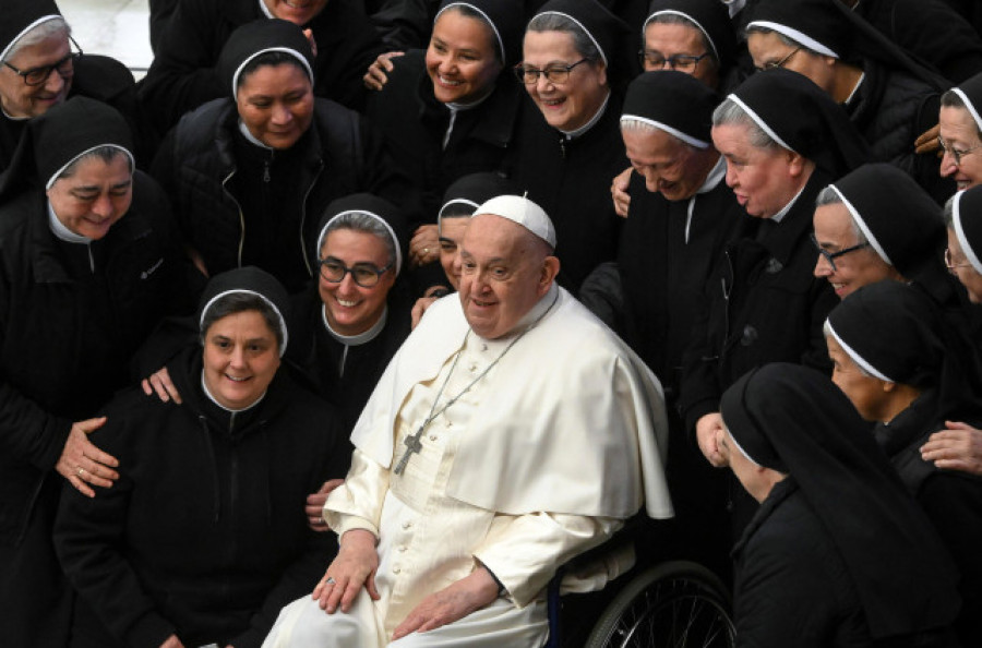 El papa no lee la catequesis de la audiencia por "un fuerte resfriado"