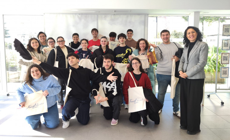 Los alumnos de una de las especialidades del CIFP Leixa visitan la oficina de turismo