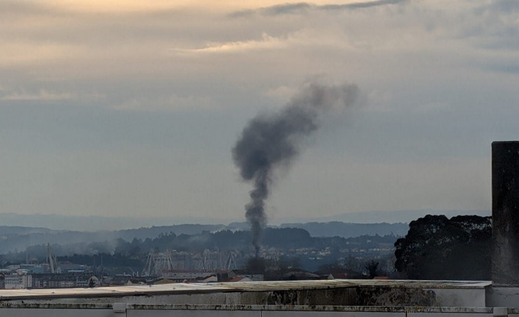 Jornada movida para el Speis de Narón con tres intervenciones: fuego, humo y limpieza de vial