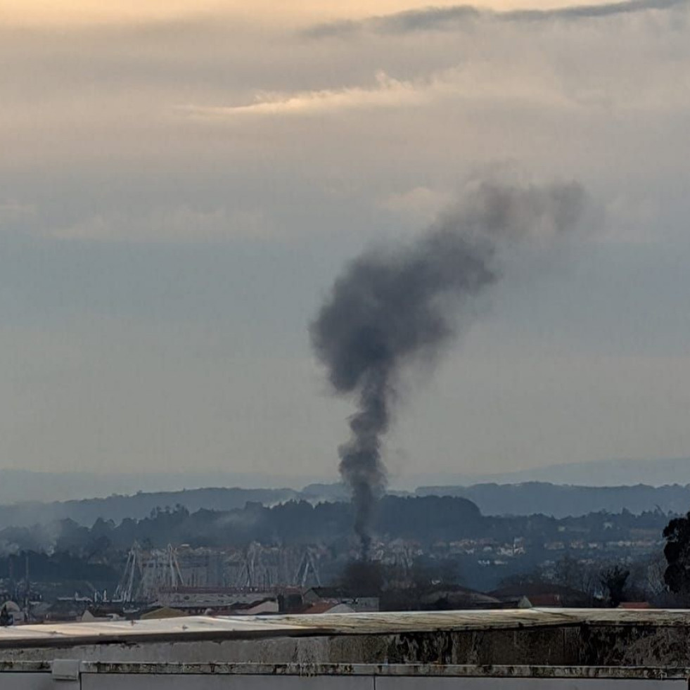 Jornada movida para el Speis de Narón con tres intervenciones: fuego, humo y limpieza de vial