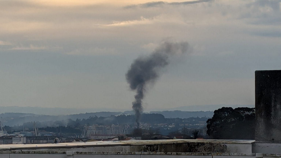 Jornada movida para el Speis de Narón con tres intervenciones: fuego, humo y limpieza de vial