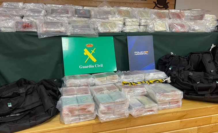 Dos gallegos detenidos tras intervenirse 486 kilos de cocaína en una embarcación tras un supuesto naufragio en Asturias