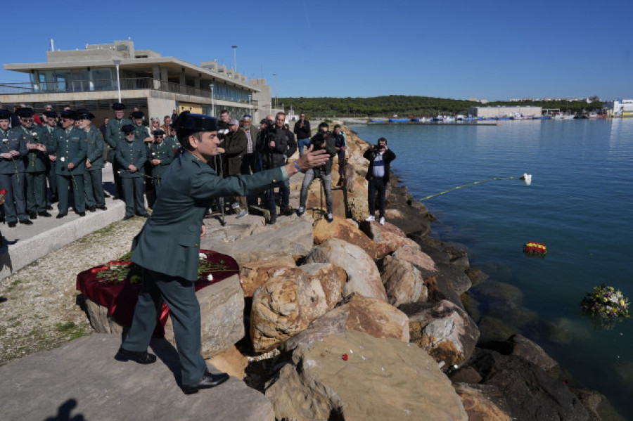 Familiares y guardias civiles honran con una ofrenda floral a los dos agentes asesinados hace un año en Barbate