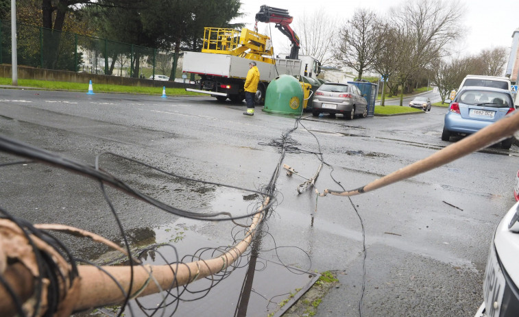 Un camión la lía en Esteiro al derribar un poste y arrastrarlo varios metros