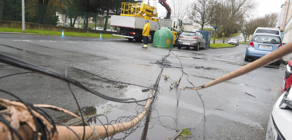 Un camión la lía en Esteiro al derribar un poste y arrastrarlo varios metros