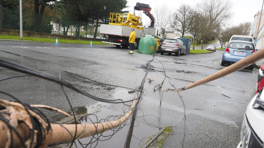 Un camión la lía en Esteiro al derribar un poste y arrastrarlo varios metros