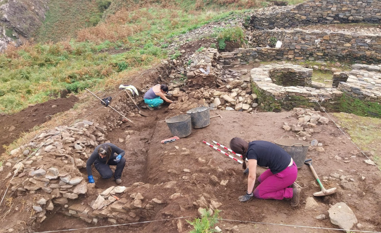 Nueva excavación en O Sarridal para sacar a la luz la estructura defensiva del castro de Cedeira al completo