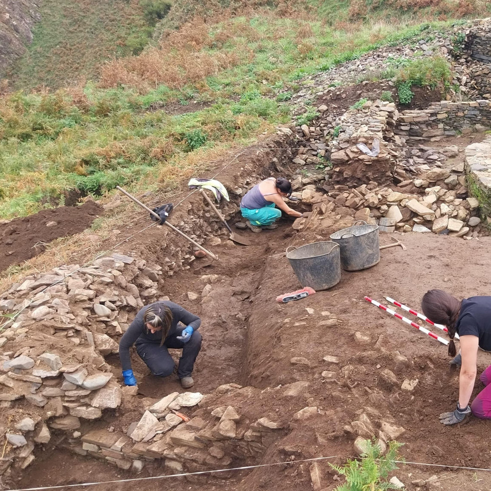 Nueva excavación en O Sarridal para sacar a la luz la estructura defensiva del castro de Cedeira al completo