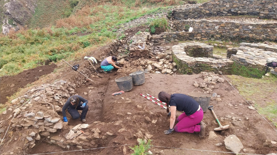 Nueva excavación en O Sarridal para sacar a la luz la estructura defensiva del castro de Cedeira al completo