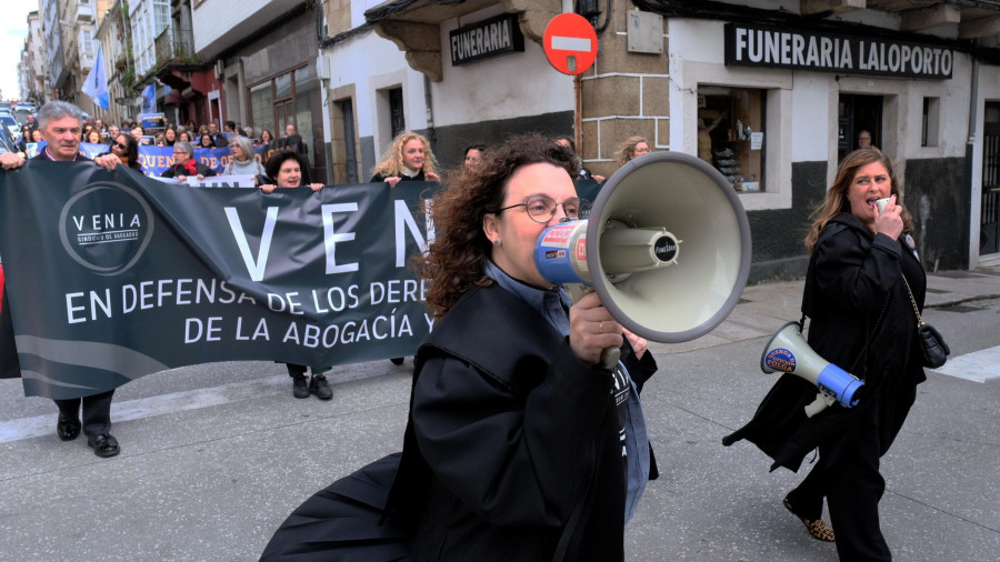 Abogados y procuradores ferrolanos se manifestarán en Madrid por la pasarela al RETA