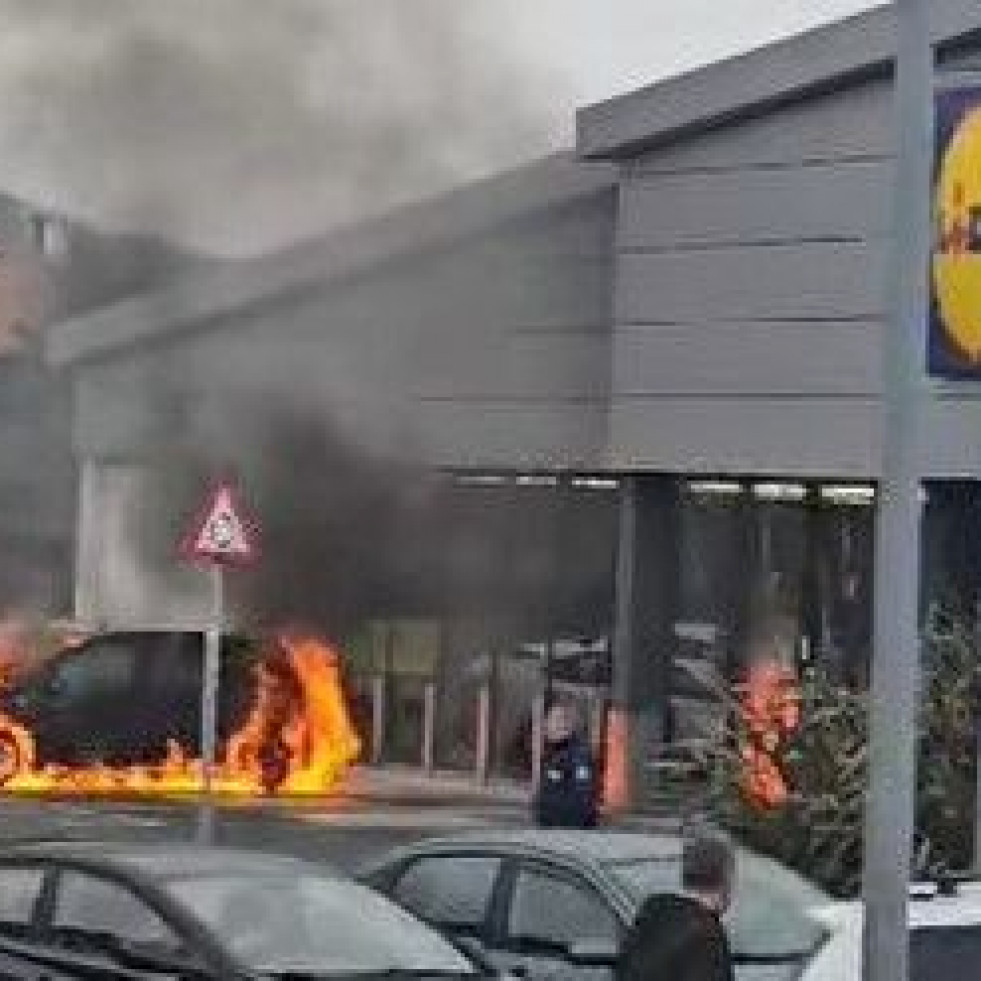 Arde un coche por causas desconocidas en O Boial, en Ferrol