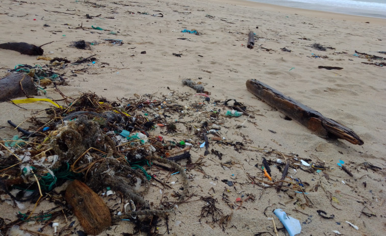 La SGHN y Mar de Fábula organizan una jornada de limpieza en la playa de Doniños