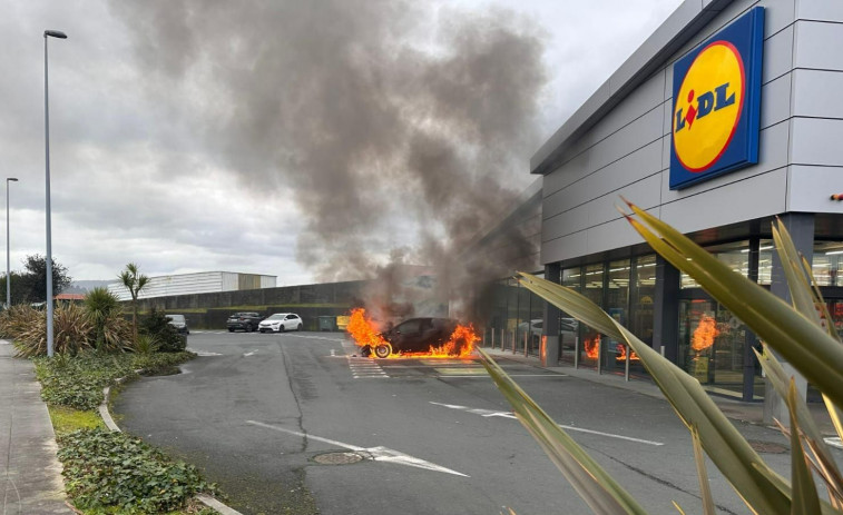 Arde un coche por causas desconocidas en O Boial, en Ferrol